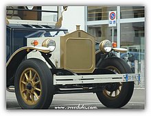 2016-Lecce-Old car.jpg